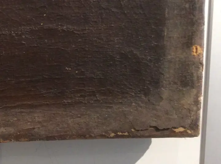 Gelockerte Farbschicht und Fehlstellen nach ungeeigneter Behandlung