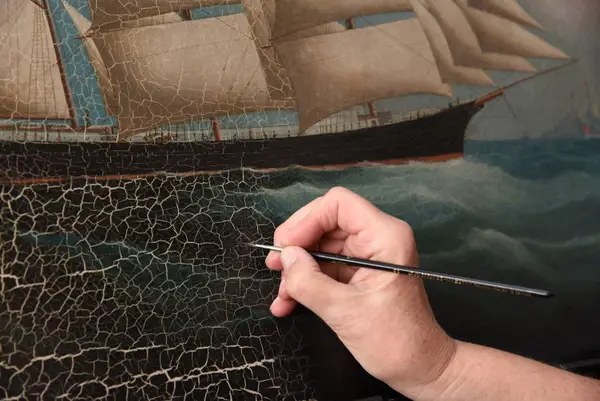 Retusche an einem Ölgemälde mit Segelschiff Motiv